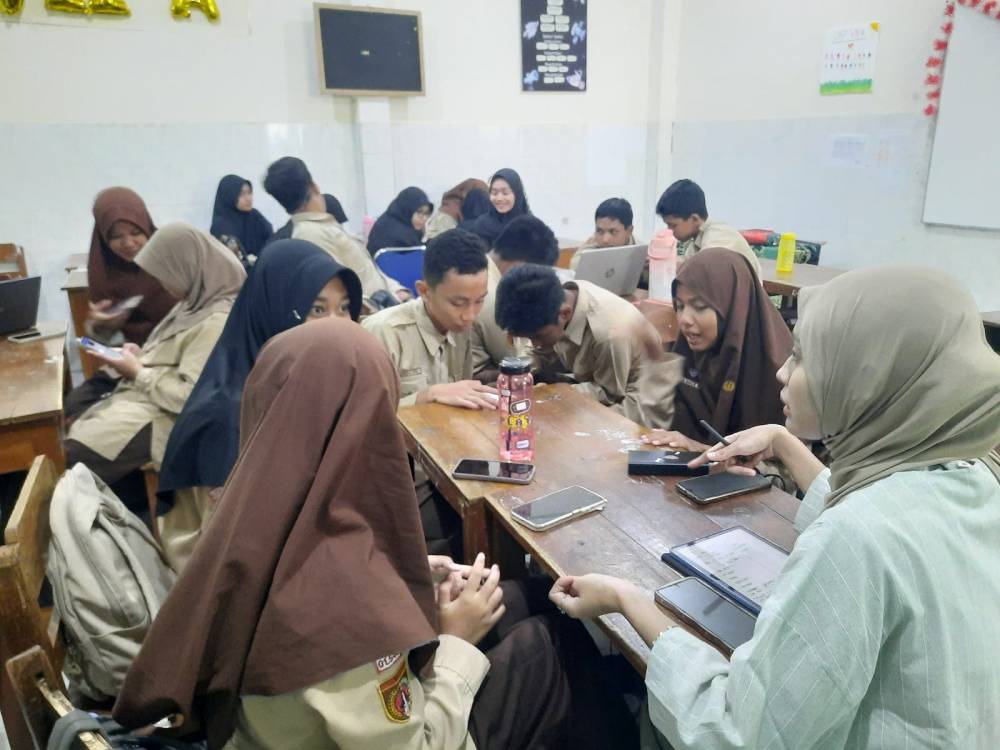 Kelompok Hibah MBKM Prodi Sastra Inggris FIB UNS Latih Kemampuan Bahasa Inggris di SMP Ta’mirul Islam, Surakarta