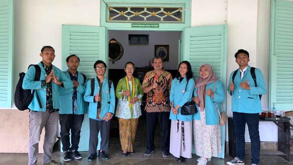 Kunjungi Perpustakaan Reksa Pustaka, Mahasiswa Prodi Sastra Indonesia FIB UNS Belajar Fumigasi dan Katalogisasi